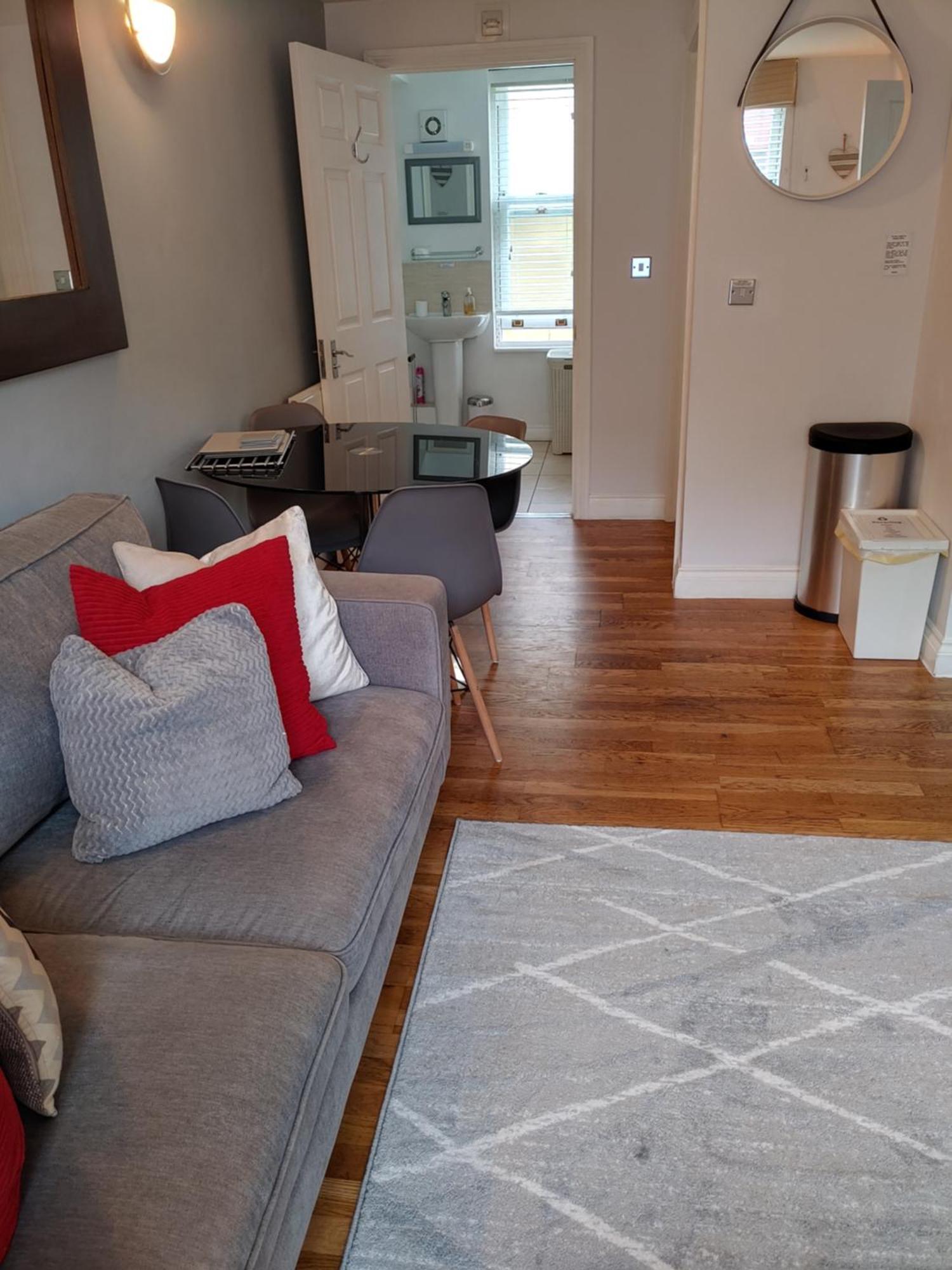 The House - Free 1st Breakfast - Free Parking Apartment